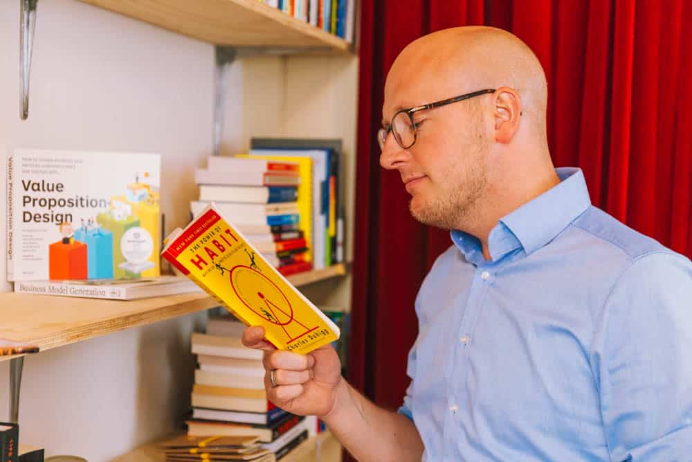 Gerhard te Velde aan het lezen