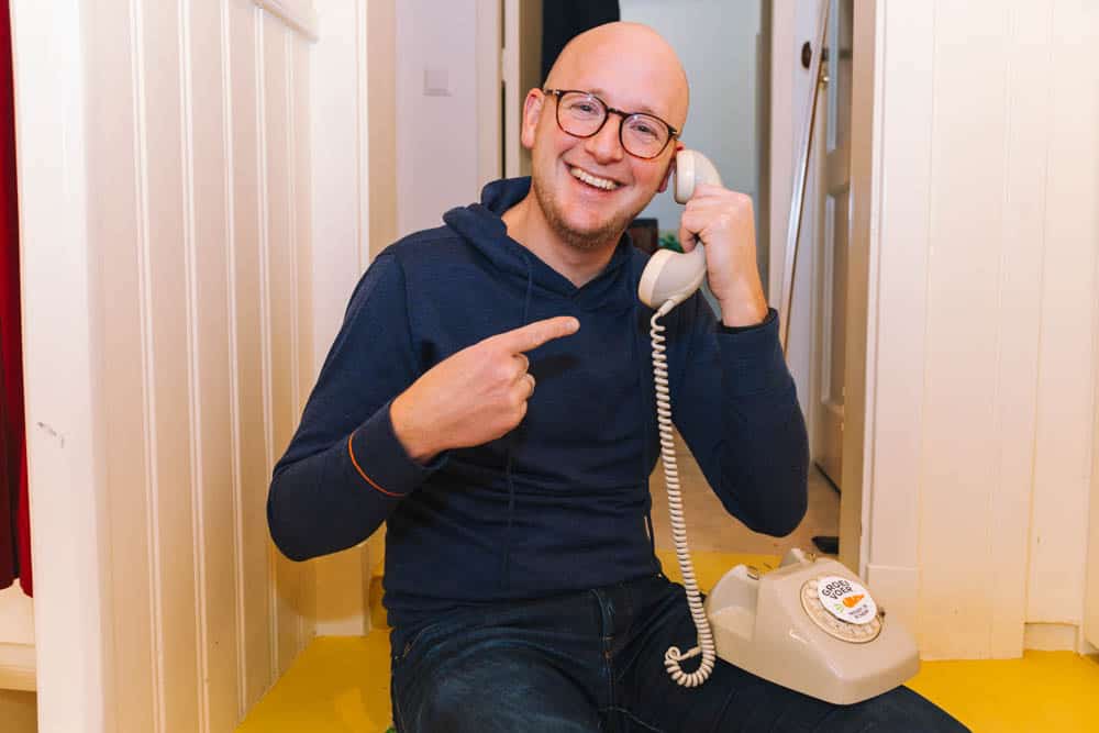 Gerhard te Velde aan de telefoon