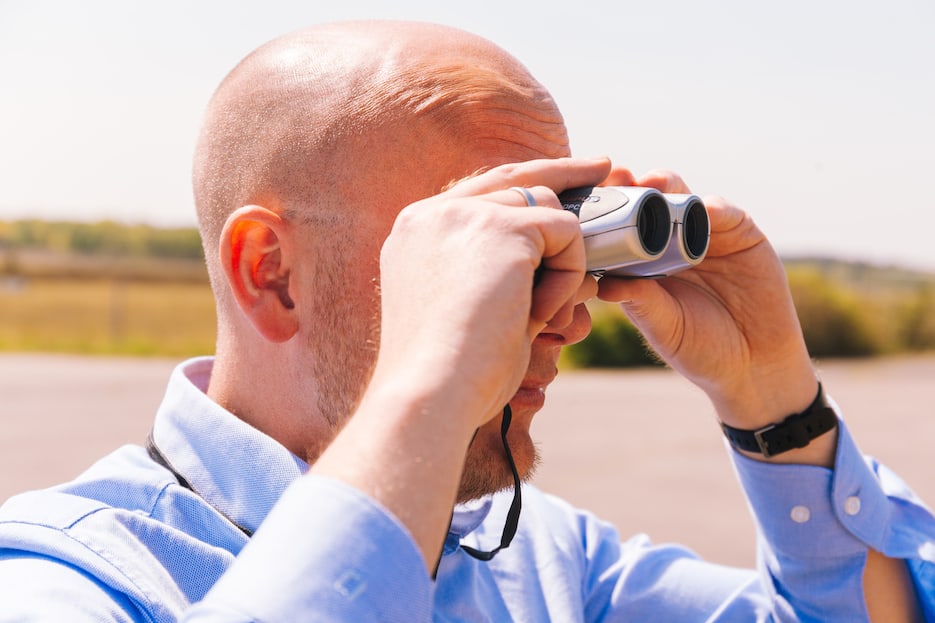 Gerhard te Velde kijkt voor een verrekijker op zoek naar zijn ideale klant