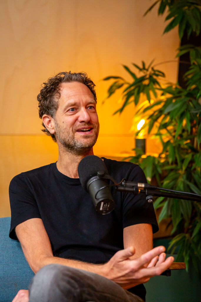 Man spreekt in microfoon tijdens opname van de Groeivoer Podcast met Lars Lensink.