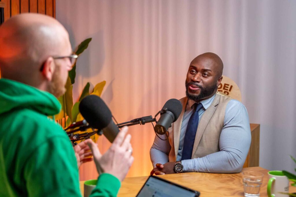Twee mannen in gesprek tijdens de Groeivoer-podcast, zittend aan een tafel met microfoons.
