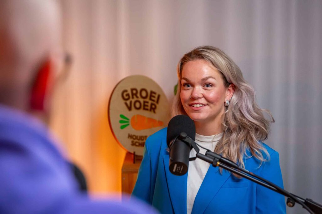 Vrouw spreekt in microfoon tijdens opname van de Groeivoer-podcast.