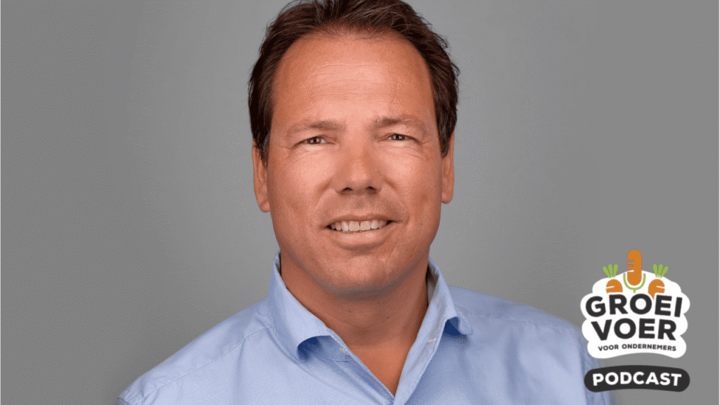 Portret van Lex Beins met het logo van de Groeivoer voor Ondernemers podcast rechtsonder in beeld.