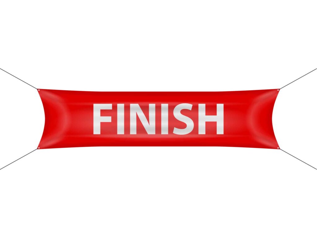 Rode finishvlag met het woord "FINISH" in witte hoofdletters.