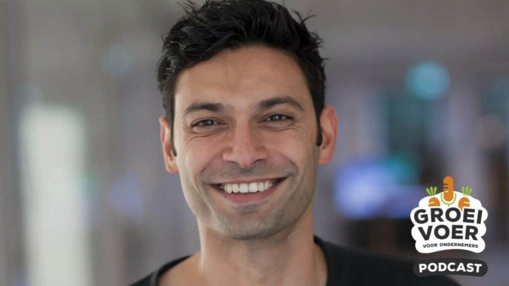 Lachende man met donker haar als gast in de Groeivoer voor Ondernemers podcast.