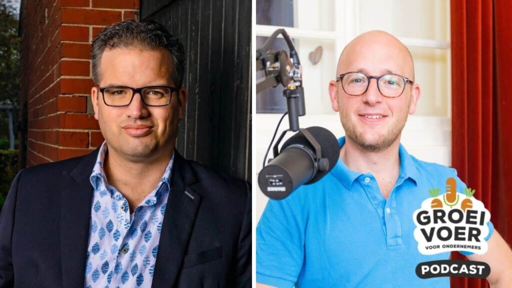 Twee mannen, waarvan één achter een microfoon, gefotografeerd voor het blogartikel van de Groeivoer podcast voor ondernemers.