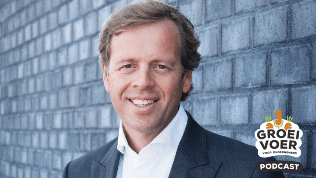 Portret van een glimlachende man in pak voor een stenen muur, met het logo van de Groeivoer voor Ondernemers podcast rechtsonder.