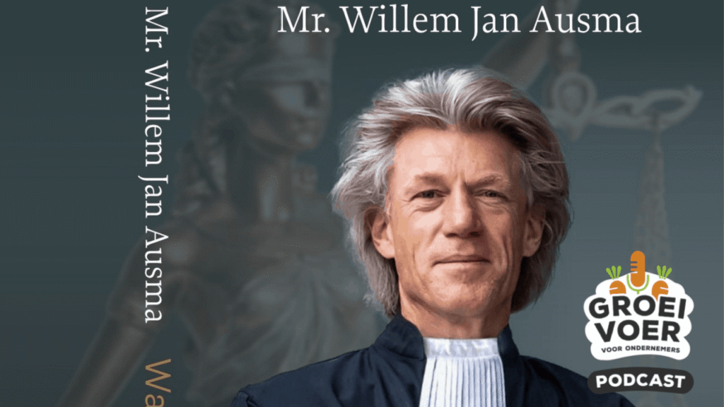 Portret van Mr. Willem Jan Ausma in toga met het logo van de GroeiVoor-podcast op de voorgrond.
