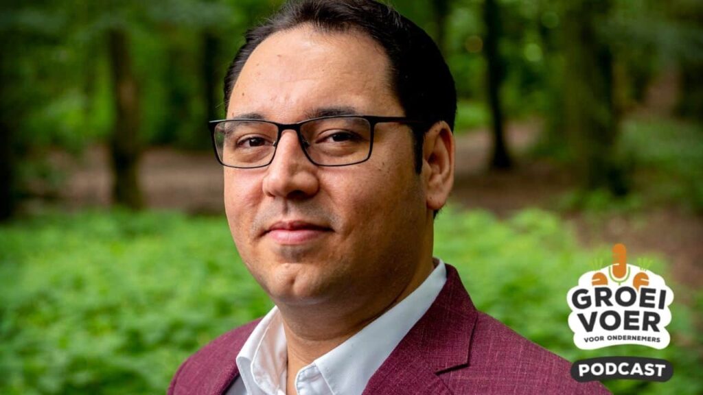 Portret van Bilal Çaki in een bosrijke omgeving met het logo van de Groeivoer Podcast voor ondernemers.