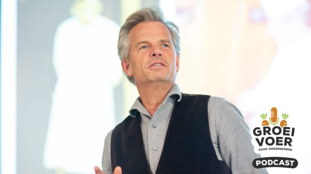 Man geeft een presentatie in de Groeivoer Podcast voor ondernemers met het podcastlogo rechtsonder in beeld.