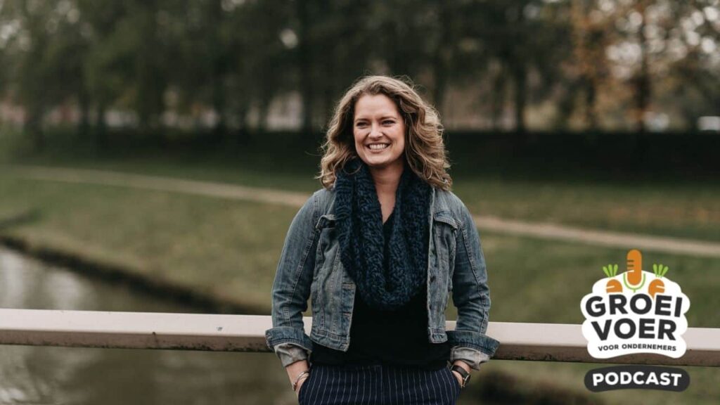 Vrouw lacht op een brug met het logo van de Groeivoer Podcast voor ondernemers rechtsonder in beeld.