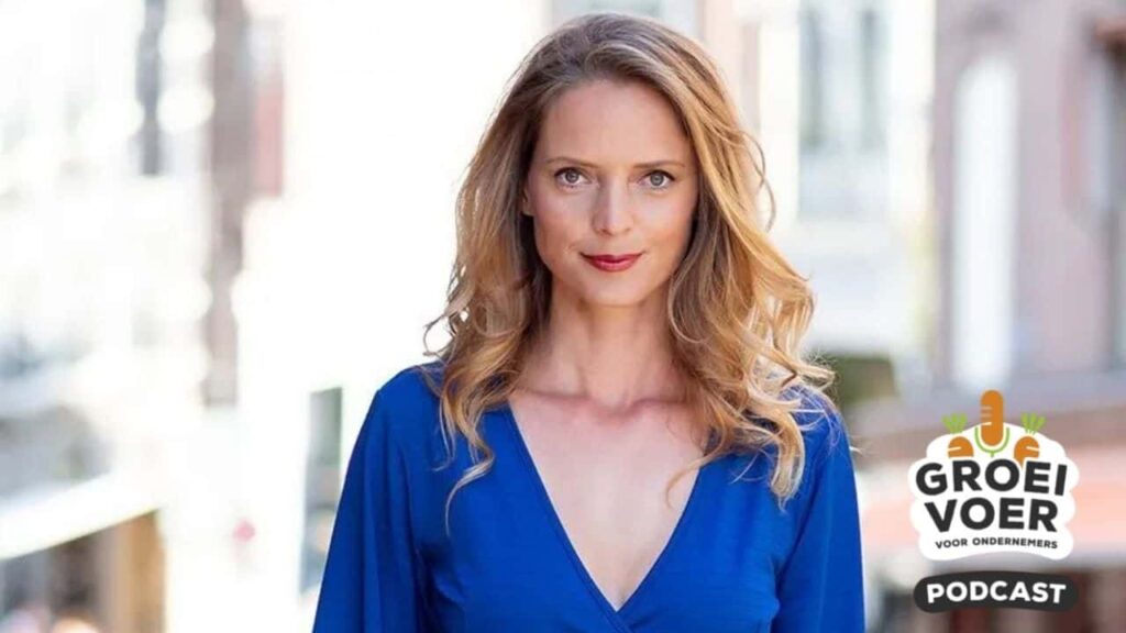 Maartje Blijleven poseert in een blauwe jurk voor een aflevering van de Groeivoer Podcast voor ondernemers.