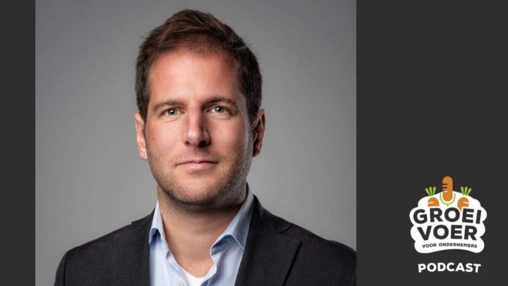 Portret van Robin Stevens met het logo van de Groeivoer Podcast voor ondernemers.
