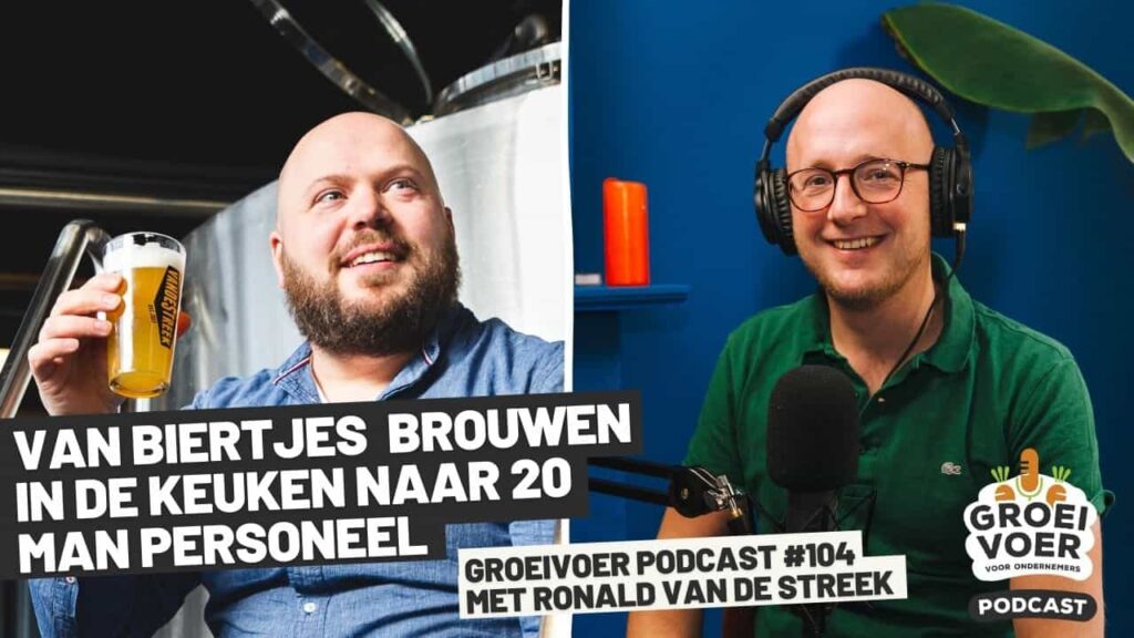 Twee mannen tijdens aflevering 104 van de Groeivoer Podcast, met links Ronald van de Streek in een brouwerij en rechts een podcasthost achter een microfoon.