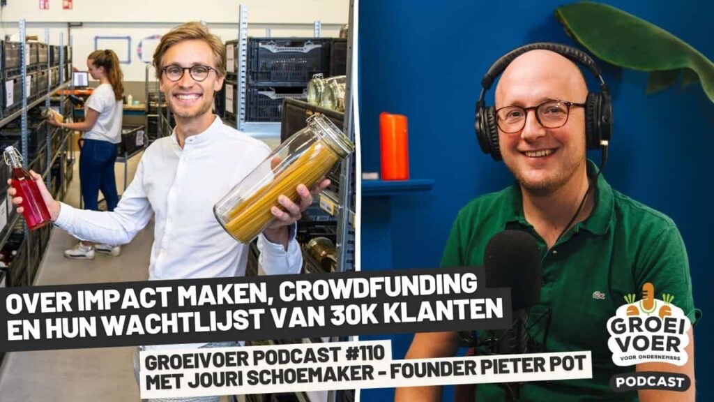 Jouri Schoemaker van Pieter Pot in een magazijn met verpakkingsvrije producten en een podcasthost in gesprek voor de Groeivoer Podcast #110.