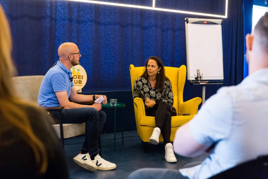 Twee sprekers in gesprek tijdens een Groeivoer on Tour-event, zittend voor een klein publiek.