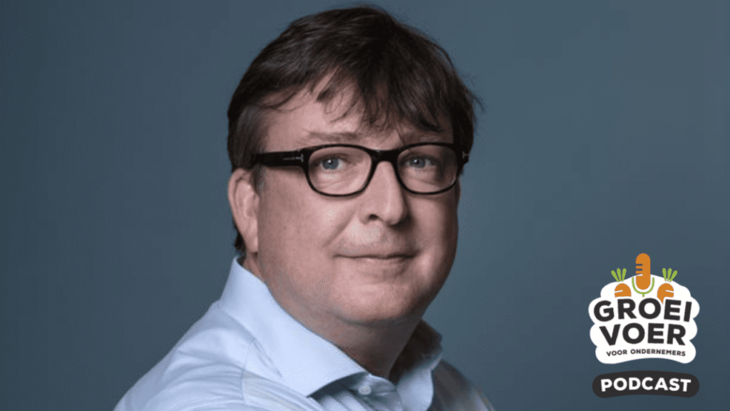 Portret van Kalo Bagijn met het logo van de Groeivoer voor Ondernemers podcast rechtsonder in beeld.