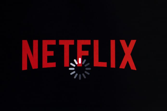 Netflix-logo met een laadicoon dat buffering of bevriezing van het scherm aangeeft.