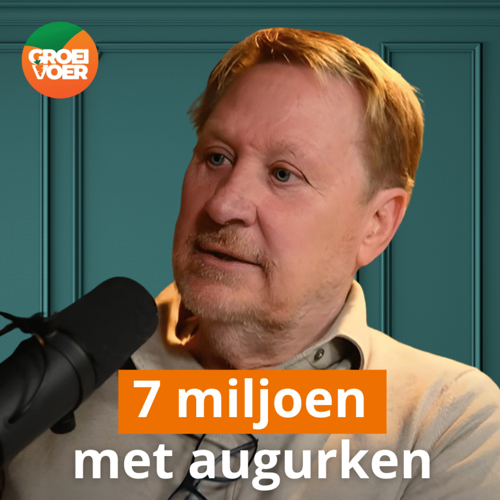 Man met microfoon in podcaststudio bij Groeivoer, met tekst "7 miljoen met augurken".